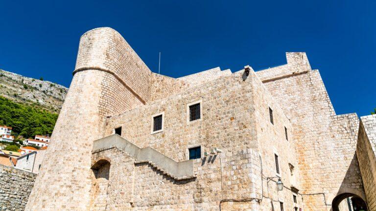 מבצר רוולין בעיר העתיקה של דוברובניק, שבו מוצג האוסף הארכיאולוגי של העיר