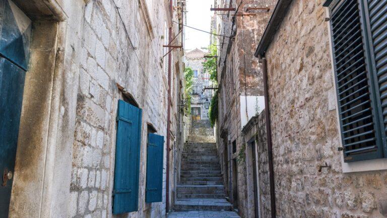 סמטה צרה ומרוצפת אבן בעיר העתיקה של דוברובניק, מהסוג שבו נמצאת גלריית וור פוטו לימיטד